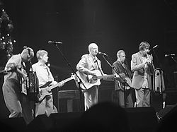 The Pogues ao vivo em 2004.