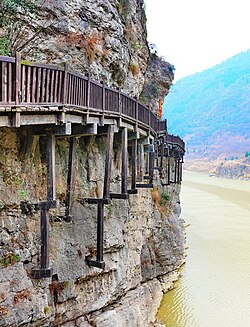 明月峡・嘉陵江の絶壁に架かる蜀の桟道遺跡