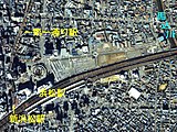 1988年頃の駅周辺。国土交通省 国土地理院 地図・空中写真閲覧サービスの空中写真を基に作成