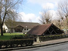 La salle des fêtes et le lavoir de Gazeran.