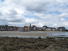 La plage de Port Maria et le front de mer du centre-ville.