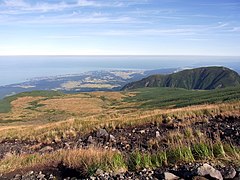 御浜小屋の西から北北西の眺め。右に見えるのは稲倉岳。中央奥に鳥海山の山体崩壊でできた象潟が見える。