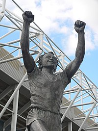 Staty på Billy Bremner utanför Elland Road