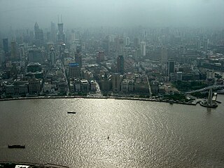 La Bund vidata de la Turo Orienta Pearlo en Pudong