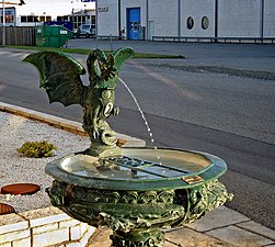 En mindre Drakfontän utanför ett företag i en industriby. Ystad 2011.