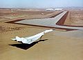 תמונה של XB-70 בנחיתה.