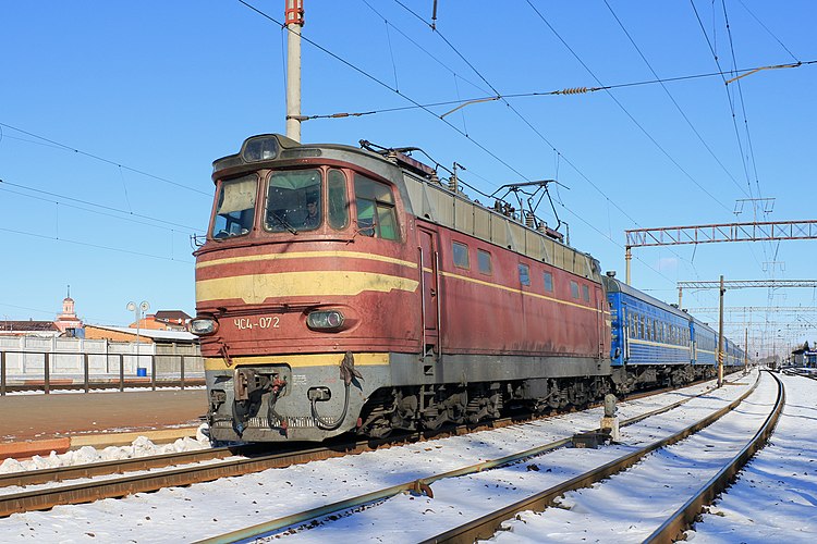 Электровоз ЧС4-072 (тип 52E3, 1968 г.в., заводской № 5670) с пассажирским поездом «Москва — Одесса» на станции Винница (Центральная Украина), в одном из своих последних рейсов. С 29 марта 2012 года электровоз стал экспонатом Киевского музея железнодорожного транспорта.