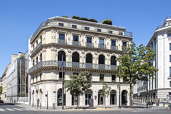 Siège de BNP-Paribas, avec la façade de la Maison Dorée.