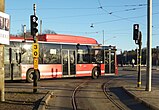 Längs med Strandvägens mittsträng har spårvägen tillsammans med bussar i linjetrafik reserverade körfält.