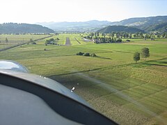 Anflug Flugplatz Schänis, links im Hintergrund der Benkner Büchel