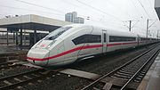 50. KW Der ICE 4 (DB-Baureihe 412) wurde am 4. Dezember 2015 offiziell von Bahn-Chef Rüdiger Grube und Bundesverkehrsminister Alexander Dobrindt (CSU) im Bahnhof Berlin Südkreuz vorgestellt. Der ICE 4 soll im Dezember 2017 in den Regelbetrieb starten. Hier ein 12-teiliger ICE 4 im Hauptbahnhof Hannover am 22. Oktober 2015.