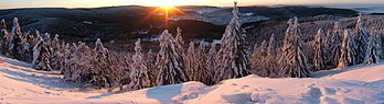 Lever de soleil sur la montagne Ruppberg près de Zella-Mehlis (Forêt de Thuringe, Allemagne). (définition réelle 3 761 × 1 024*)