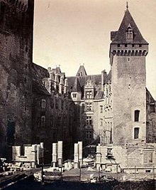 Photographie en noir et blanc de la construction d'un bâtiment.