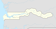 Mapa konturowa Gambii, blisko centrum na prawo znajduje się punkt z opisem „Janjanbureh”