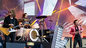 The Killers pada tahun 2017. Dari left ke right: Dave Keuning, Ronnie Vannucci Jr., dan Brandon Flowers