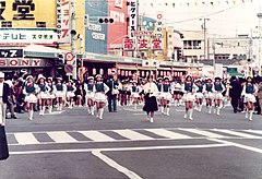 交通安全音楽大パレードに参加する連尺小学校の生徒（1979年4月14日）[10]