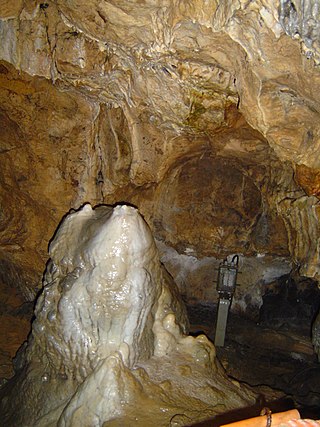 Weißer Kalksinter Stalagmit