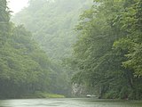 猊鼻渓の舟下り、雨天時は舟に屋根がある