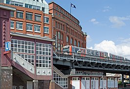 Lijn U3 van de Hochbahn bij metrohalte Baumwall (2009)