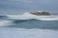 Temporal na mar Cantábrica. Les foles azotando la Islla de Mouro y el so faru.