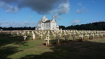 La nécropole et la chapelle.