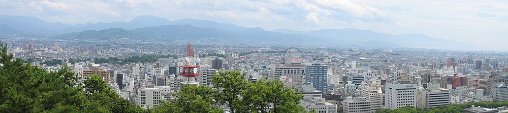 Een panoramisch uitzicht over de stad, gezien vanaf het kasteel van Matsuyama