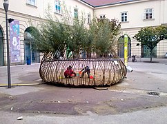 Bac à sable écologique, entouré de tiges de saules tressées (Vienne, 2012).