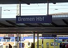 Bremen Hauptbahnhof, Gleis 1, Bahnsteige, Schilder ein Zug und Fahrgäste 2015