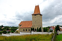 Pohled ke kostelu sv. Mikuláše, hřbitovu a historickému statku