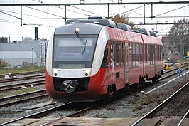 Een trein van Syntus Twente in de rode huisstijl van Twents bij Station Hengelo.