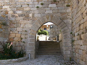 Porta da Vila, entrada no castelo de Castelo Bom Casa do Fidalgo Castelo Bom em 1510 (desenho de Duarte de Armas)