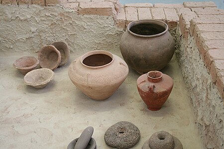 Ceràmica del període d'Uruk tardà d'Habuba Kabira: feta amb torn de terrissaire (dreta) i bols amb vores bisellades (esquerra). Museu de Pèrgam