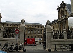 Entrada por la calle Bonaparte