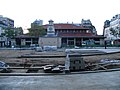 La place d'Aligre, la petite mairie et le marché Beauveau, pendant les travaux de renouvellement du quartier en 2006.