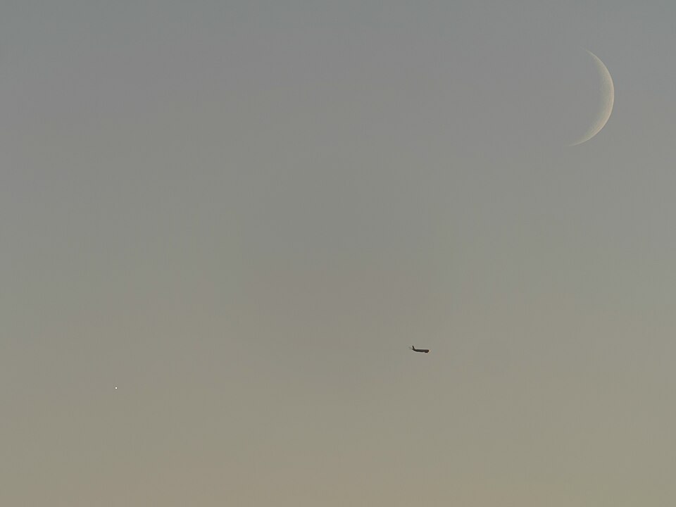 18:20 MESZ: Erstes Flugzeug. Die Abendsonne wird drei Minuten vor Sonnenuntergang vom Bug des Flugzeugs noch reflektiert. Auf der Mondoberfläche sind erste Strukturen erkennbar.