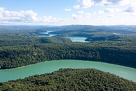 Le lac de Vouglans, dans le sud.