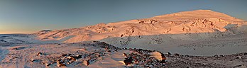 Le mont Nuluujaak, au nord de l'île de Baffin (Nunavut). (définition réelle 11 000 × 3 025)