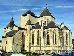 Vue générale sur un grand bâtiment religieux.