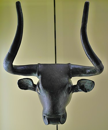 Babylonischer Stierkopf aus der frühen Bronzezeit in der Vorderasiatischen Ausstellung des Pergamonmuseums in Berlin.