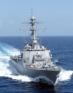 Az USS Cole 2002-ben Puerto Rico partjainál hajózik, miután a 2000-es terroristatámadás során elszenvedett károkat kijavították