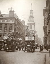 Cheapside pada tahun 1909 (kiri) dan 2005 (kanan). Gereja yang tampak di latar belakang adalah St. Mary-le-Bow.