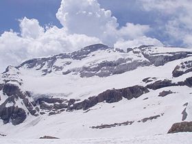 Le versant nord du mont Perdu et son glacier en hiver.