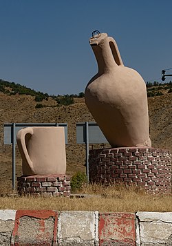 Kasaba merkezindeki bir heykel (Ağustos 2021)