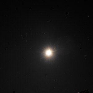 Astronomische Aufnahme mit dem Vollmond in der Himmelsregion der heutigen Sternbilder Stier (links oben), Walfisch (unten) und Widder (rechts). Die Ekliptik verläuft vom Trichter der Thuraya rechts unten durch das Goldene Tor der Ekliptik in der Bildmitte nach links oben durch die Mitte zwischen den Spitzen der Stierhörner.