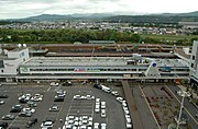 旧駅舎外観と建設中の現駅舎（2006年8月）