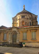 Arrière d'une chapelle avec une forme circulaire.