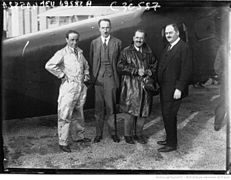 Jean Hubert et son équipe du record de vol devant le Bernard-Hubert 18T "Oiseau Tango" en 1927.