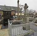 Au cimetière, souvenir funéraire de la famille Barbedette et le tombeau de l'abbé Guérin (centre-fond).