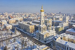 Sentido anti-horário: Catedral da Assunção (imagem grande), conselho da cidade de Carcóvia, Universidade Nacional de Carcóvia, monumento de Taras Shevchenko, estação de trem de Carcóvia, Derzhprom