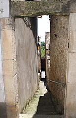 Ruelle sous les remparts.